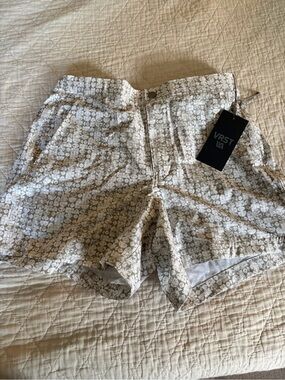 VRST Lined Men's Small 5" Resort White/Silver Striped Geometrical Shorts NWT